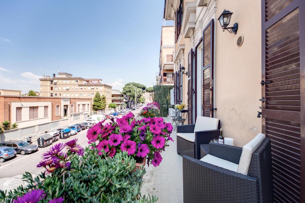 ローマにあるDiamond Apartmentsの通りにあるバルコニー(花と椅子付)