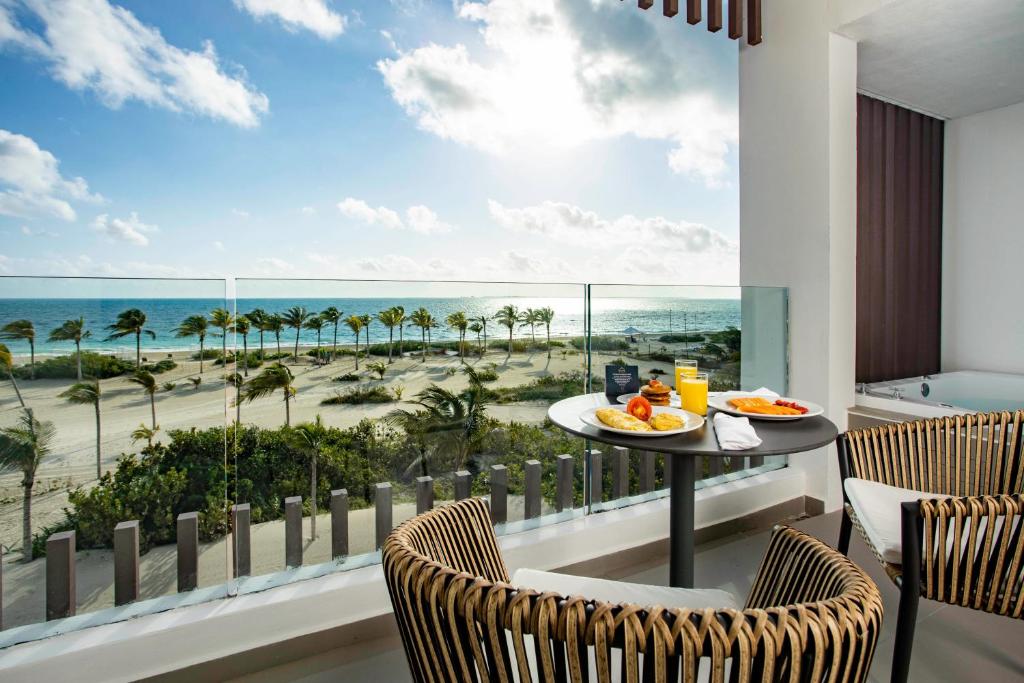 Elegance Club Junior Suite Oceanfront Jacuzzi #1