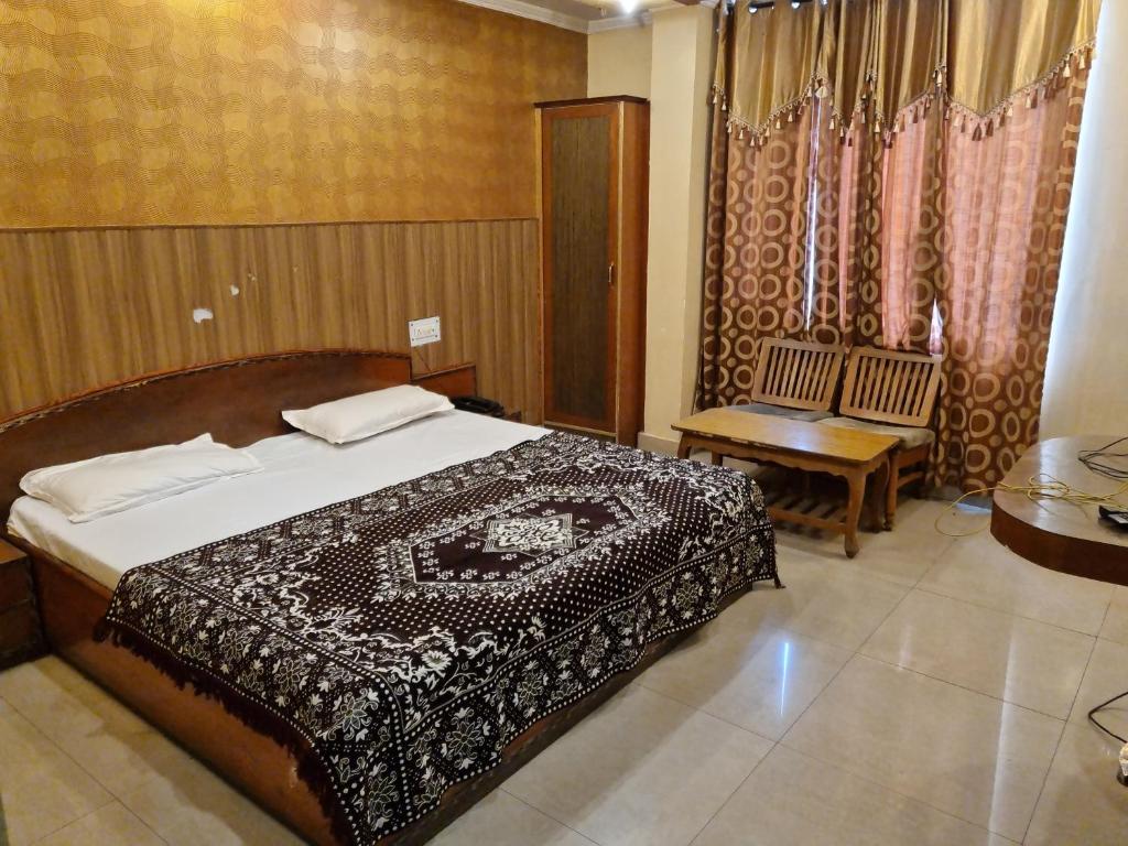Cama ou camas em um quarto em Hotel Daulat Regency