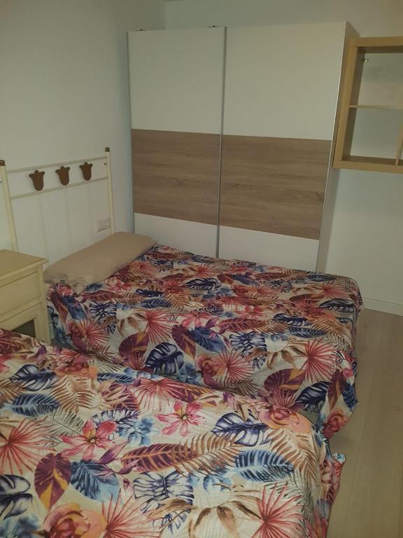 Posteľ alebo postele v izbe v ubytovaní Piso de lujo en la playa de un pueblo de Granada con piscina infiniti, yacuzzi en la piscina, tumbonas privadas y mucho más