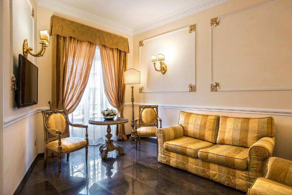 Oca Apartment - Alta Luxury Apartments في روما: غرفة معيشة مع أريكة وطاولة