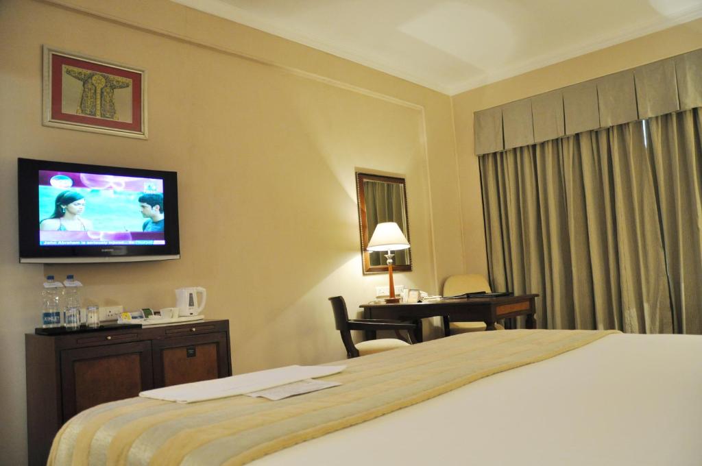 TV a/nebo společenská místnost v ubytování Radisson Hotel Varanasi