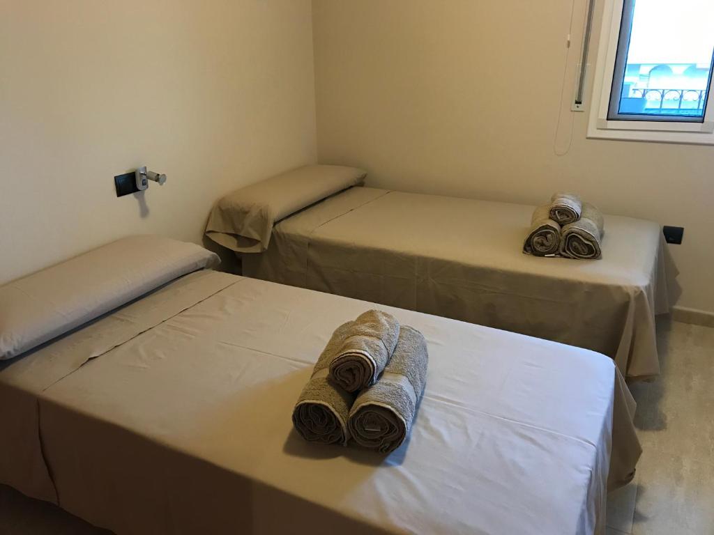 Postel nebo postele na pokoji v ubytování Precioso ático en complejo residencial con piscina