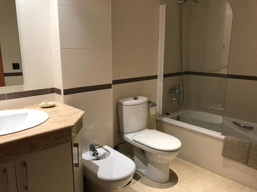 Koupelna v ubytování Precioso ático en complejo residencial con piscina