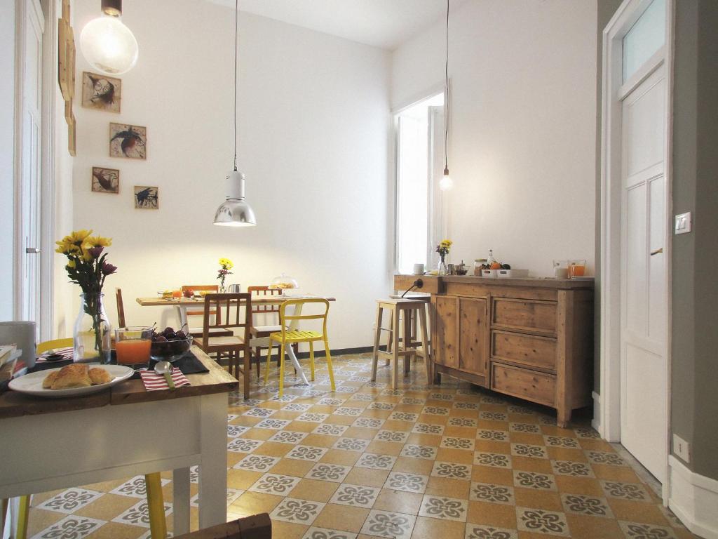cocina y comedor con mesa y sillas en Serafino B&B, en Palermo