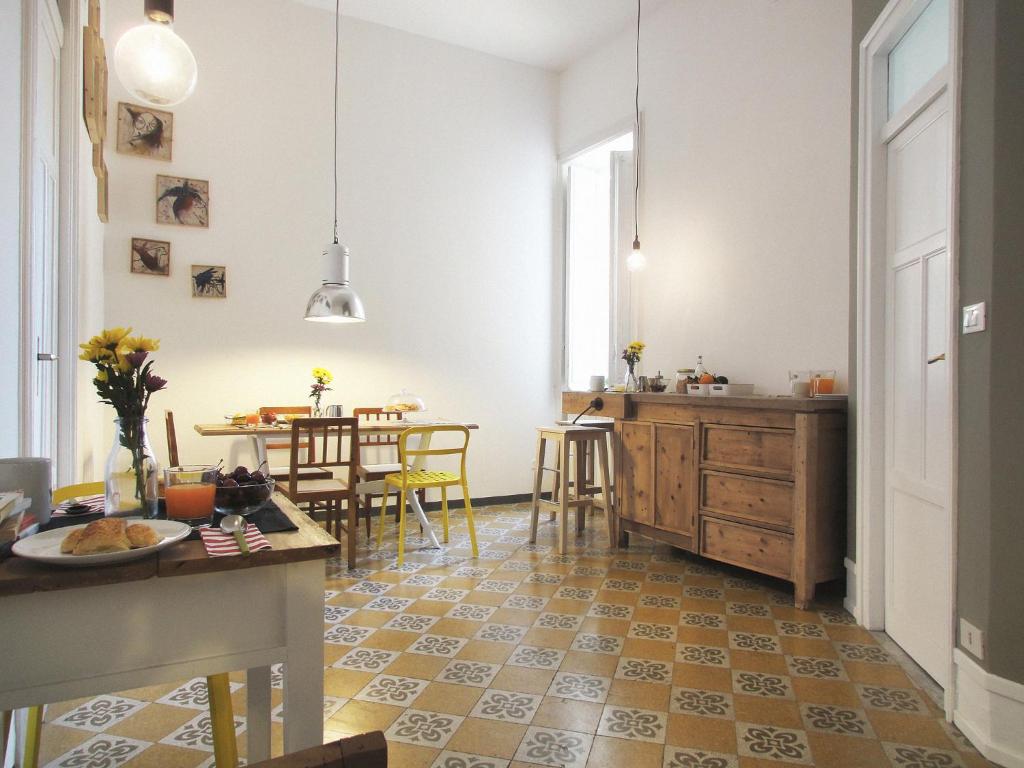 Una cocina y un comedor con mesa y sillas. en Serafino B&B, en Palermo