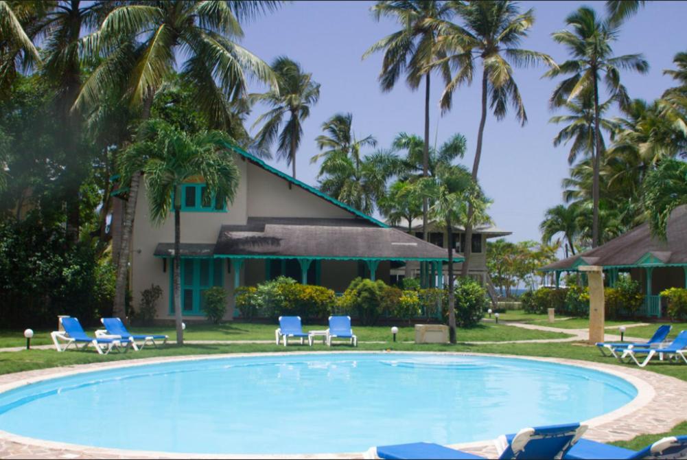 Der Swimmingpool an oder in der Nähe von Hoteles Josefina Las Terrenas
