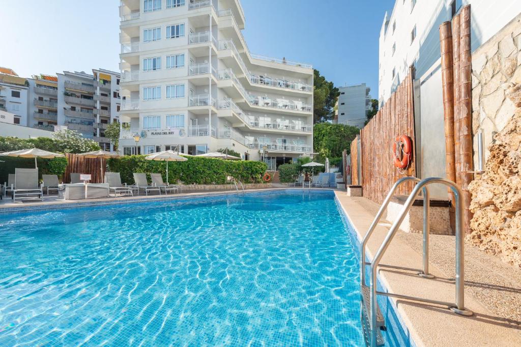 una piscina frente a un edificio en Playas del Rey en Santa Ponsa