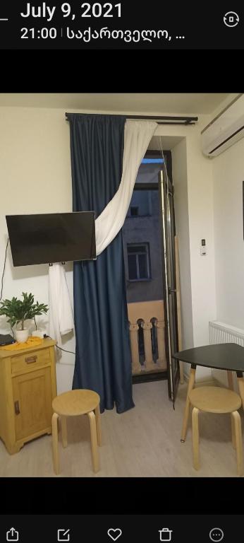 TV a/nebo společenská místnost v ubytování Centre Apartment Old Tbilisi