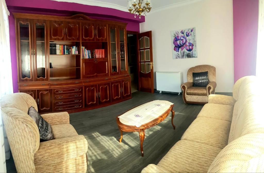 Sala de estar con 2 sofás y mesa de centro en Piso en Cedeira