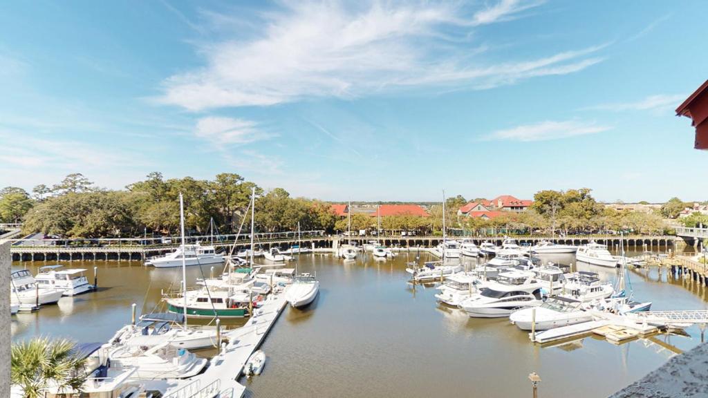 Un montón de barcos están atracados en un puerto deportivo. en 7169 Harbourside II, en Hilton Head Island