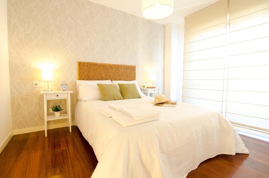 um quarto com uma grande cama branca num quarto em Valente Flat by Serendipia Turismo em Santiago de Compostela