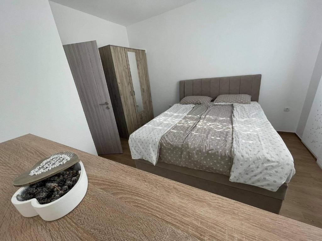 a bedroom with a bed and a bowl of rocks at Kuča za odmor BACHUS in Peroj