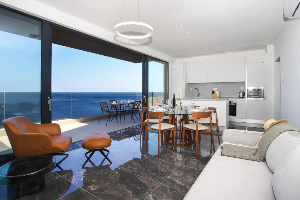 cocina y sala de estar con mesa y sillas en New&Luxury Apartment with an Outstanding View - Bombii Blue, en Dubrovnik