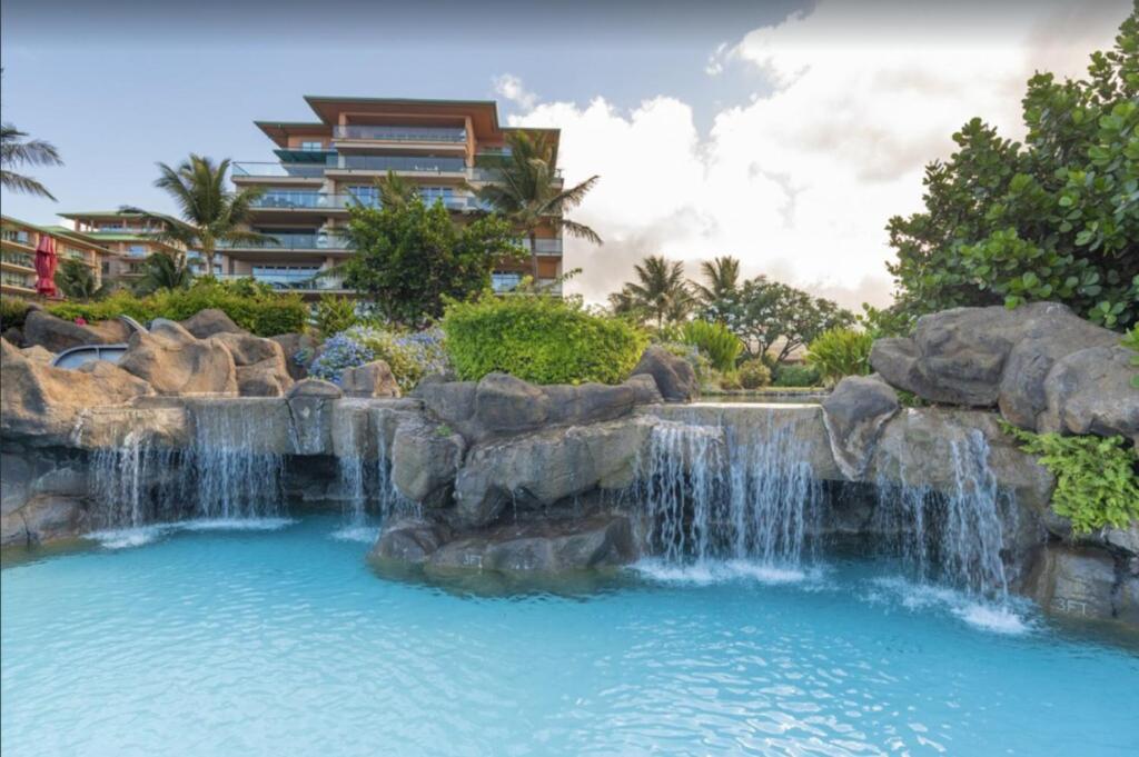 um parque aquático com uma cascata e um escorrega em Large 1BR Luxury Condo at Honua Kai w/Huge Lanai K224 em Lahaina