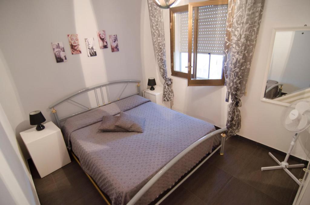 a small bedroom with a bed and a window at CasaVacanze Le Tre Caravelle in Mazara del Vallo