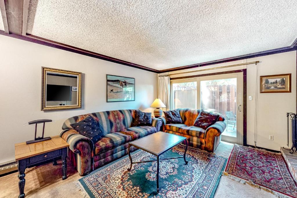 uma sala de estar com um sofá e uma mesa em Lakeside Dreamzzz em Tahoe Vista