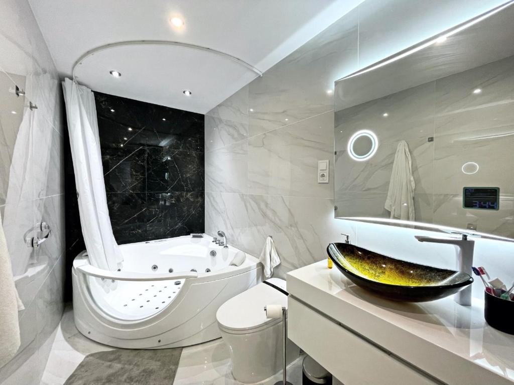 a bathroom with a tub and a toilet and a sink at Apartamento IMPERIO 2 - Marbella centro in Marbella