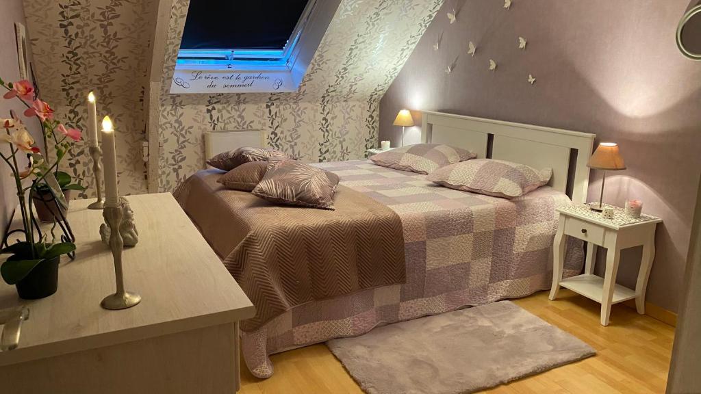 um pequeno quarto com uma cama e uma mesa em Petit coin de Paradis em Cancale