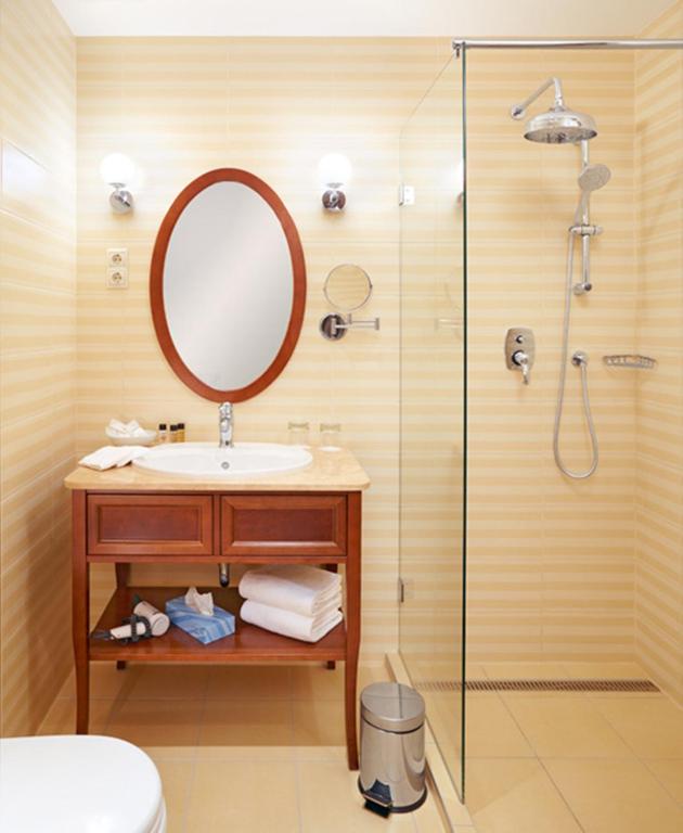 A bathroom at Mirage Medic Hotel
