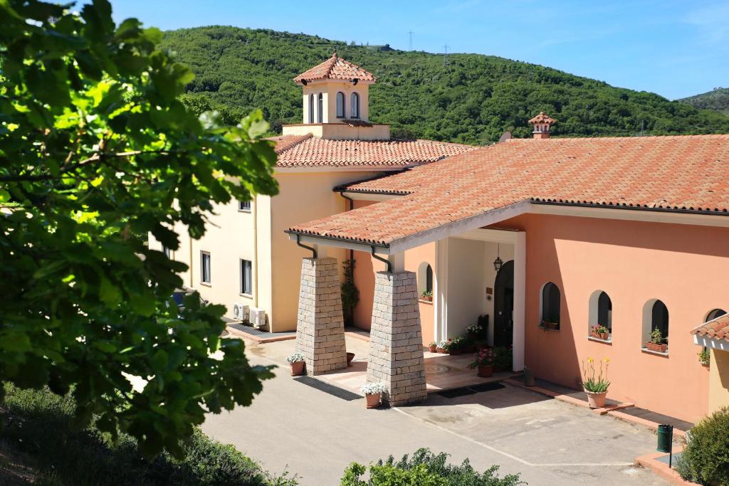 Nespecifikovaný výhled na hory nebo výhled na hory při pohledu z hotelu