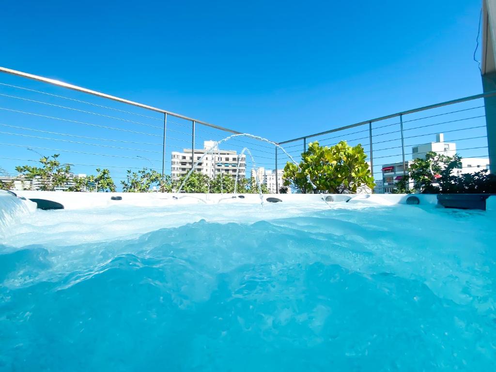 Bazén v ubytování The Wave Hotel Condado nebo v jeho okolí