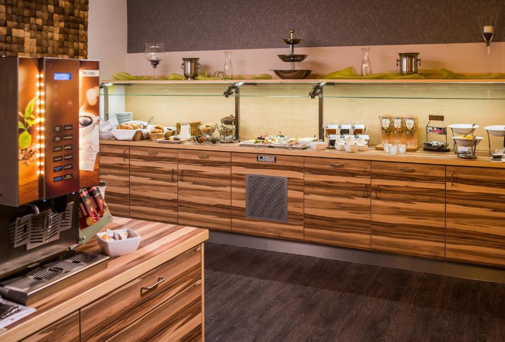 Kuchyň nebo kuchyňský kout v ubytování B&S Hotel Am Bachhaus