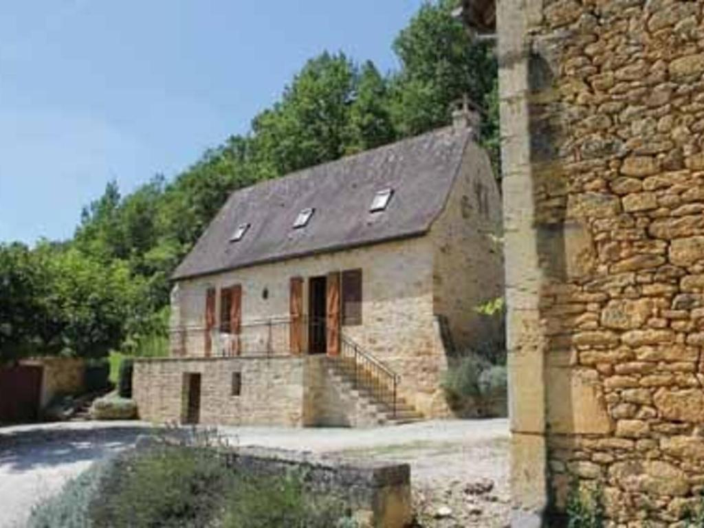 ein altes Steingebäude mit einer Treppe davor in der Unterkunft Gîte Aubas, 3 pièces, 4 personnes - FR-1-616-185 in Aubas