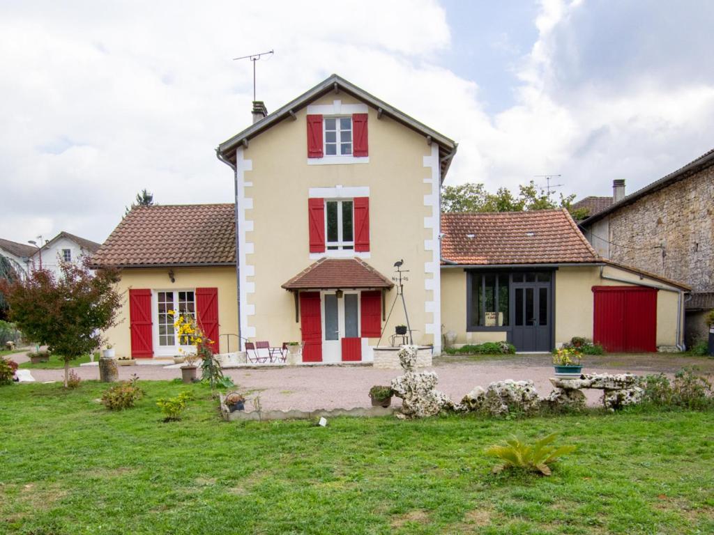 ein Haus mit roten Türen und einem Hof in der Unterkunft Gîte Saint-Front-la-Rivière, 4 pièces, 6 personnes - FR-1-616-177 in Saint-Front-la-Rivière