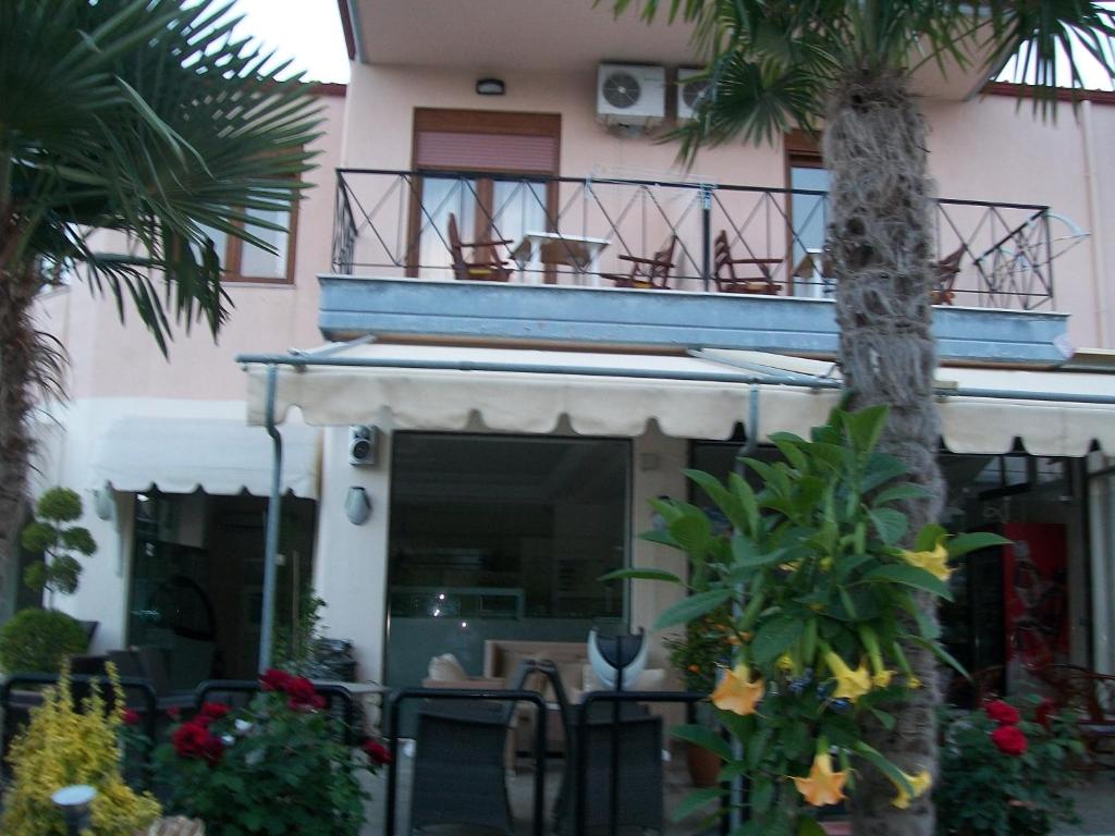 A balcony or terrace at Paschalia ser view studios