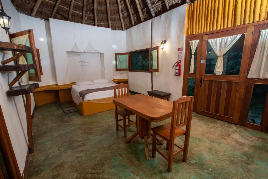TV a/nebo společenská místnost v ubytování Jolie Jungle Eco Hotel