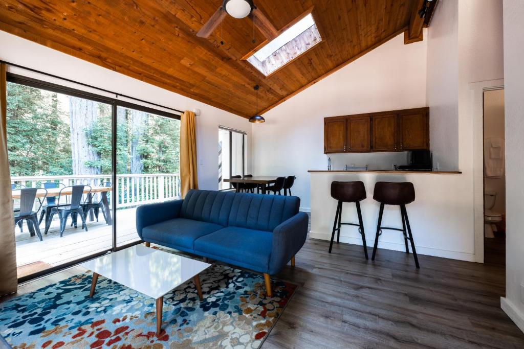 Il comprend un salon avec un canapé bleu et une cuisine. dans l'établissement Casa Secoya, à Monte Rio