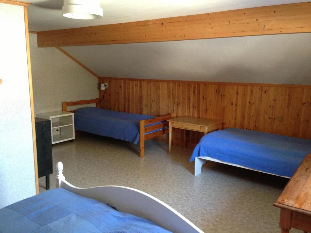 Postel nebo postele na pokoji v ubytování Hansjö Stugby - Mickolavägen