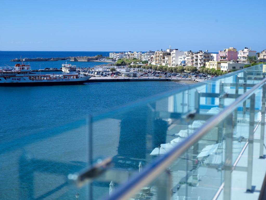 Nespecifikovaný výhled na moře nebo výhled na moře při pohledu z hotelu