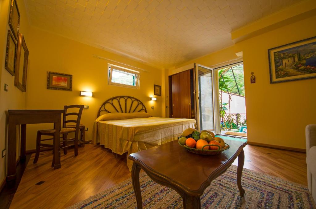 una habitación de hotel con una cama y una mesa con un bol de fruta en peace and relax in tracastello, en Riomaggiore