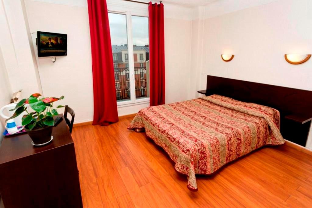 Postel nebo postele na pokoji v ubytování Hipotel Paris Printania Maraichers