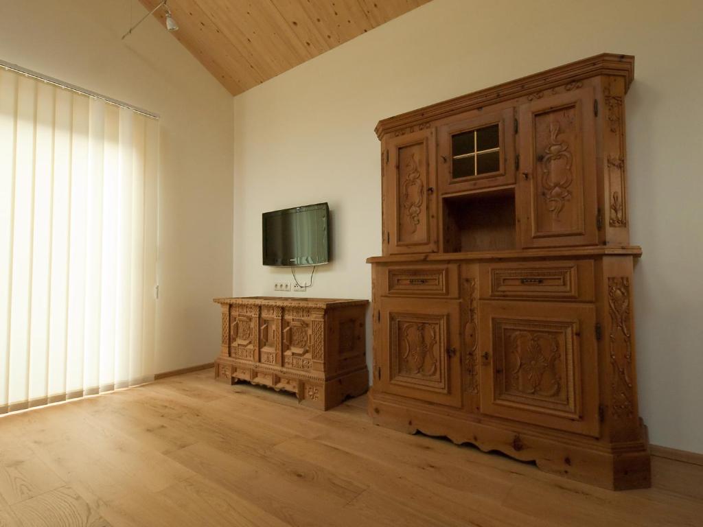 Televízia a/alebo spoločenská miestnosť v ubytovaní Hotel 3 Mohren