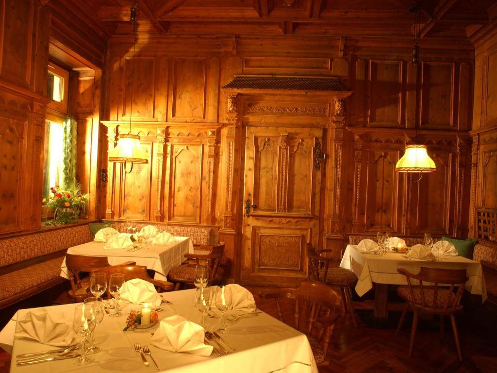 Reštaurácia alebo iné gastronomické zariadenie v ubytovaní Hotel 3 Mohren