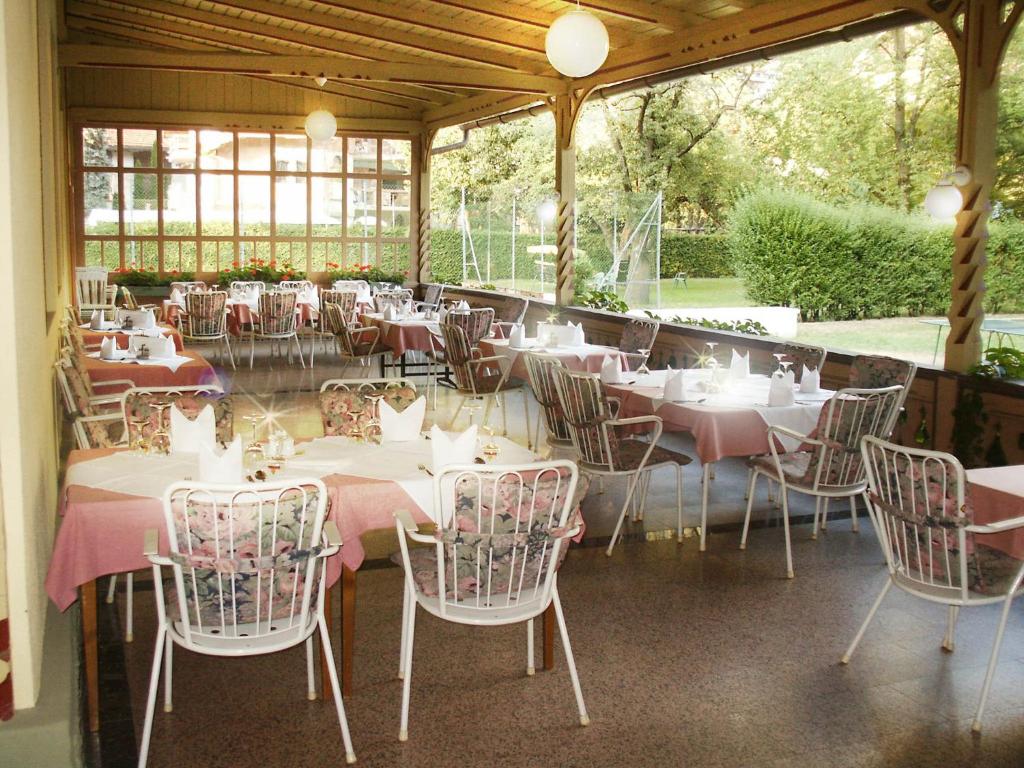 Reštaurácia alebo iné gastronomické zariadenie v ubytovaní Hotel 3 Mohren