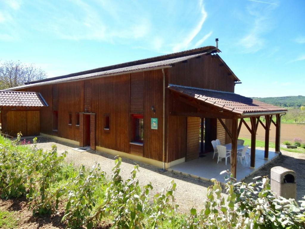 a large wooden building with a table and chairs at Gîte Domme, 4 pièces, 6 personnes - FR-1-616-3 in Domme