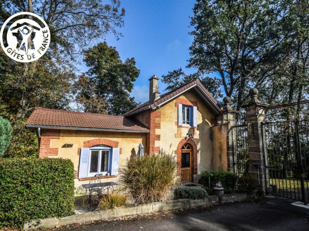 een stenen huis met een hek en een bord bij Gîte Montbrison, 2 pièces, 2 personnes - FR-1-496-158 in Montbrison