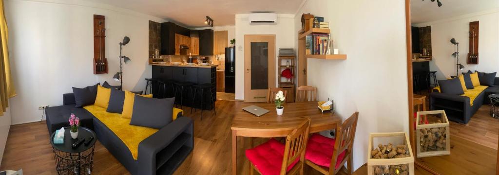 - un salon avec un canapé et une table dans l'établissement Bad-Bük Golf & Wellnes Apartman Villapark, à Bük