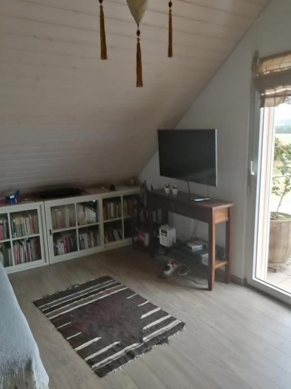 TV a/nebo společenská místnost v ubytování NAITARG Home, Aclens, One family at a time