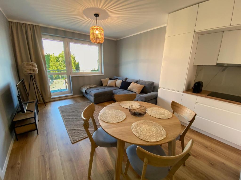 un salon avec une table et un canapé dans l'établissement Apartman in Time - Private Parking - 68m2 - 4 regular beds, à Poprad