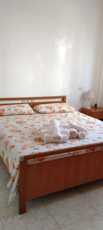 sypialnia z łóżkiem z ręcznikami w obiekcie Residence Mediterranea w mieście Campomarino