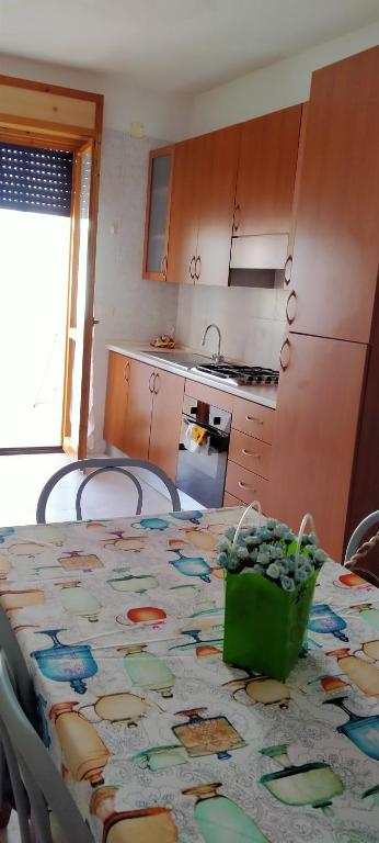 kuchnia ze stołem z tkaniną w obiekcie Residence Mediterranea w mieście Campomarino