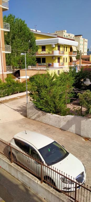 biały samochód zaparkowany na poboczu drogi w obiekcie Residence Mediterranea w mieście Campomarino