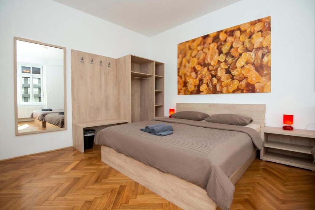 Giường trong phòng chung tại Viva Rooms