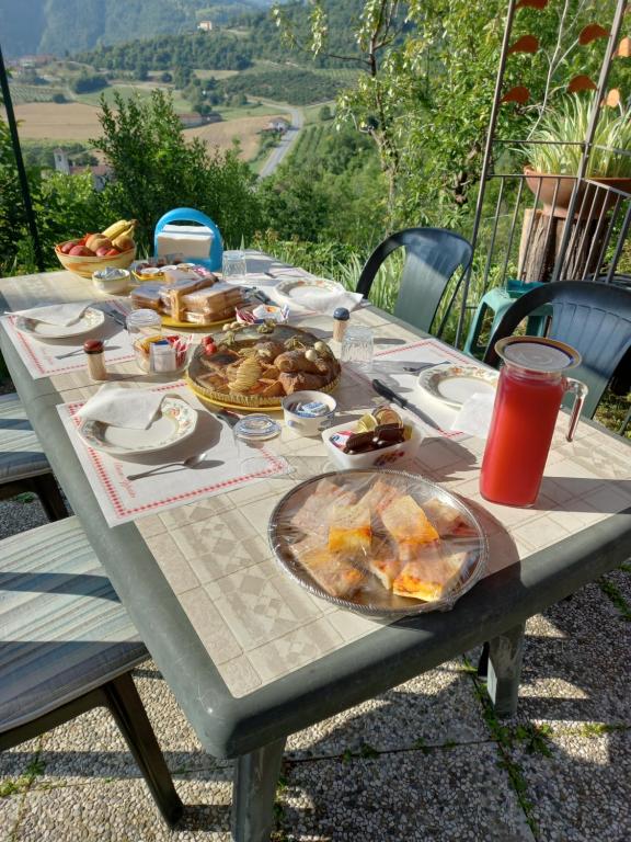 stół piknikowy z jedzeniem na górze w obiekcie Cà d' FeFi w mieście Gorzegno