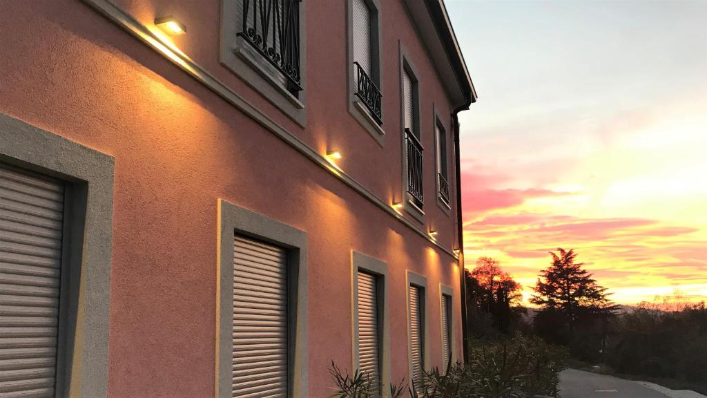 Východ nebo západ slunce při pohledu z aparthotelu nebo okolí